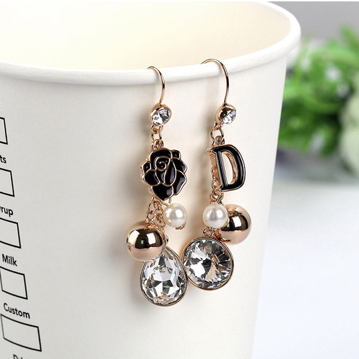 Női lógó fülbevaló gyöngyökkel és kövekkel