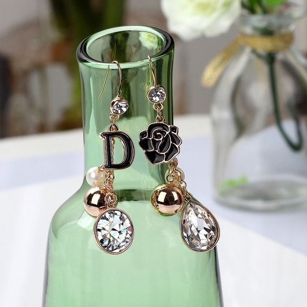 Női lógó fülbevaló gyöngyökkel és kövekkel