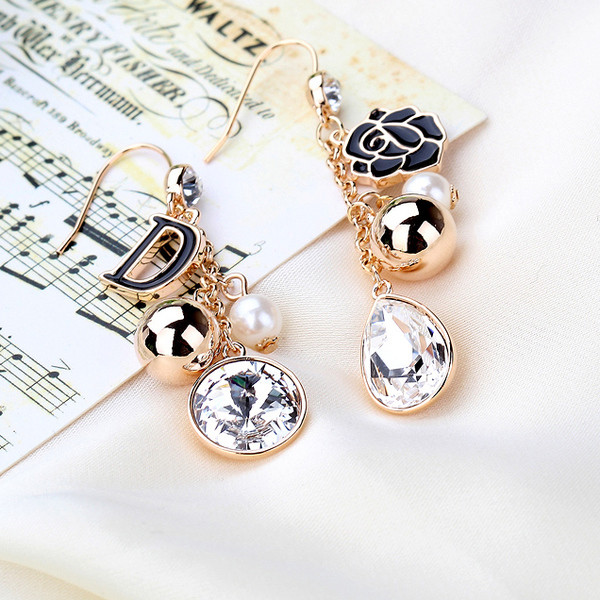 Női lógó fülbevaló gyöngyökkel és kövekkel