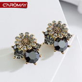 Női fülbevaló kövekkel és virággal