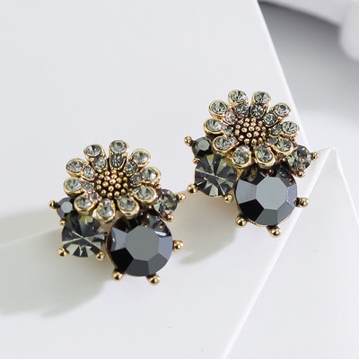 Női fülbevaló kövekkel és virággal