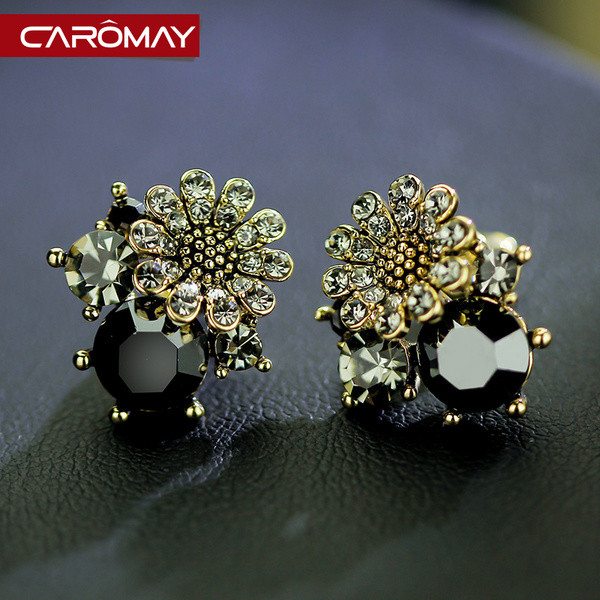 Női fülbevaló kövekkel és virággal