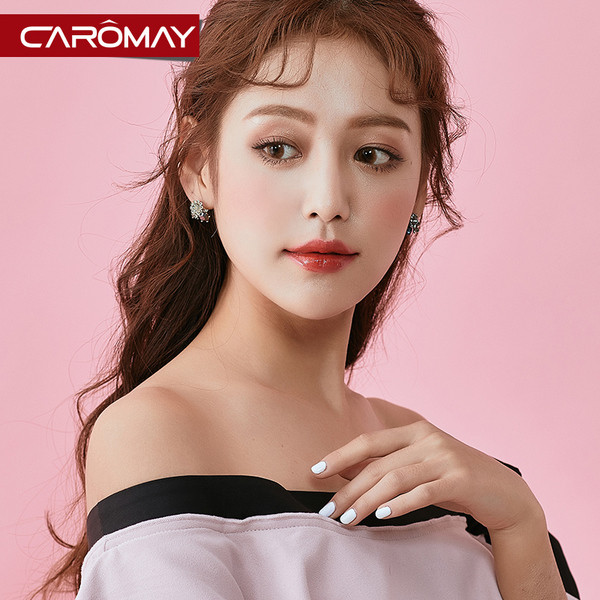 Női fülbevaló kövekkel és virággal