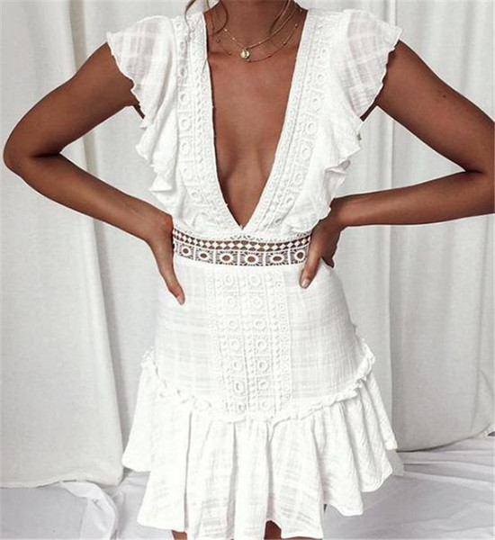 Alkalmi női ruha mély nyakkivágással, fehér színben