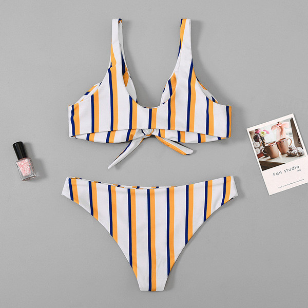 Costum de baie cu dungi în două părți în alb și verde