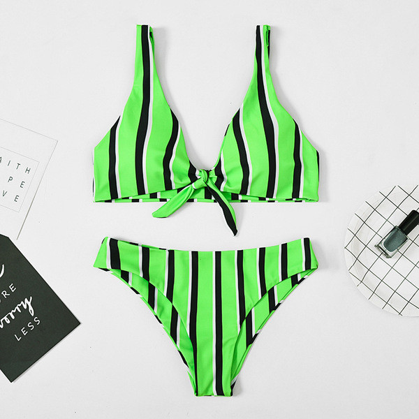 Costum de baie cu dungi în două părți în alb și verde