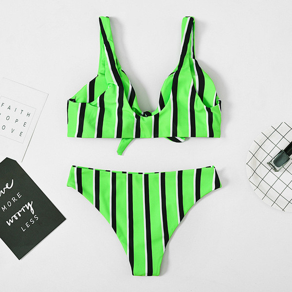 Costum de baie cu dungi în două părți în alb și verde