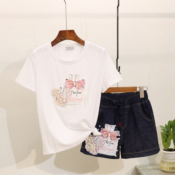 Καθημερινό γυναικείο σετ -  μπλουζα  και  σορτς με την εφαρμογή