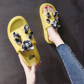 Stílusos női papucs három színben 3D elemmel