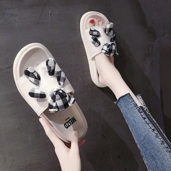 Stílusos női papucs három színben 3D elemmel