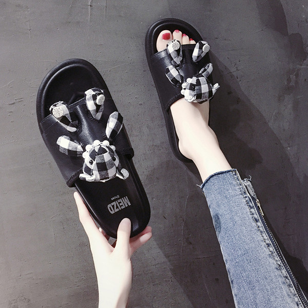 Stílusos női papucs három színben 3D elemmel