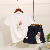 Μοντέρνο  γυναικείο σύνολο δύο τεμαχίων  με εφαρμογές και στοιχεία 3D