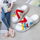 Alkalmi női papucs fehér és rózsaszín színben, matricával