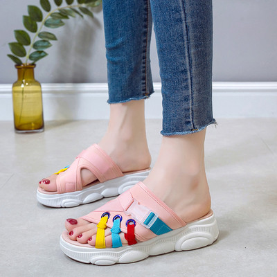 Alkalmi női papucs fehér és rózsaszín színben, matricával