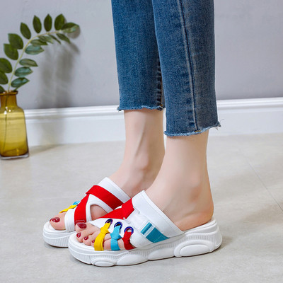 Alkalmi női papucs fehér és rózsaszín színben, matricával