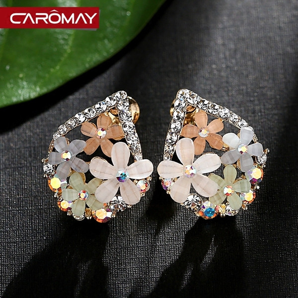 Női fülbevaló virágokkal és kövekkel