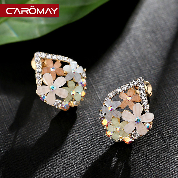 Női fülbevaló virágokkal és kövekkel