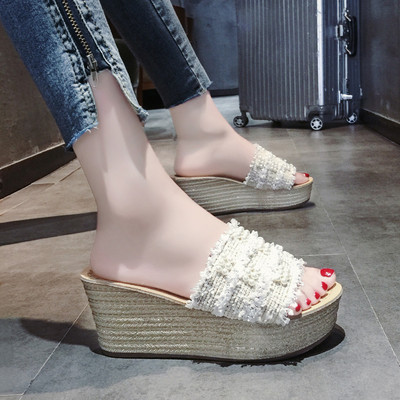 Κομψή παντόφλες και μαργαριτάρια σε λευκό και μαύρο χρώμα