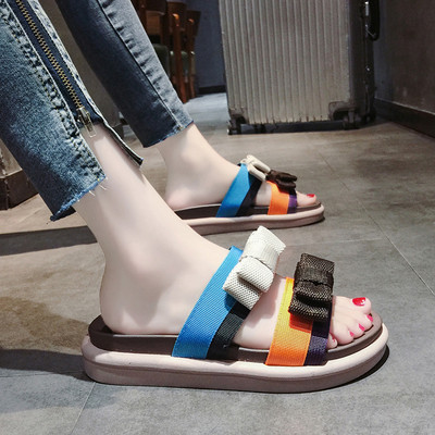 Μοντέρνες γυναικείες παντόφλες με κορδέλα και έγχρωμη εκτύπωση