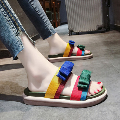 Μοντέρνες γυναικείες παντόφλες με κορδέλα και έγχρωμη εκτύπωση