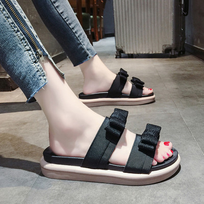 Μοντέρνες γυναικείες παντόφλες με κορδέλα και έγχρωμη εκτύπωση