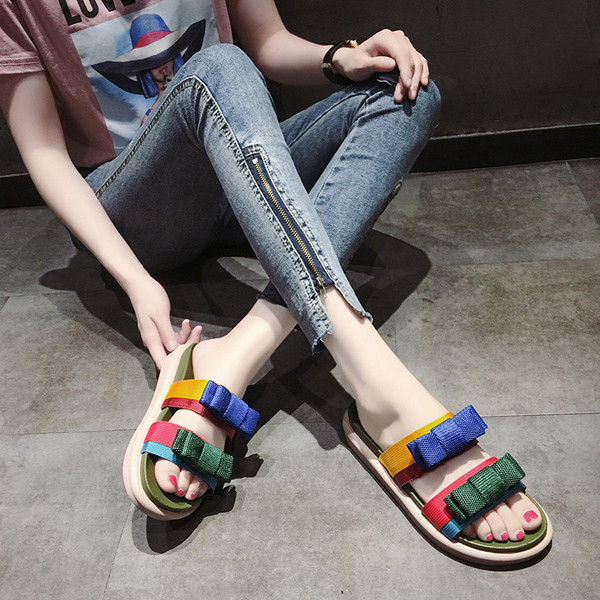 Μοντέρνες γυναικείες παντόφλες με κορδέλα και έγχρωμη εκτύπωση