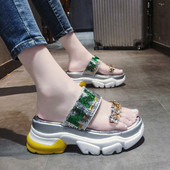 Μοντέρνες γυναικείες παντόφλες σε πλατφόρμες σε δύο χρώματα