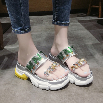 Μοντέρνες γυναικείες παντόφλες σε πλατφόρμες σε δύο χρώματα