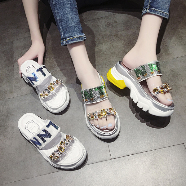 Μοντέρνες γυναικείες  παντόφλες σε πλατφόρμες σε δύο χρώματα