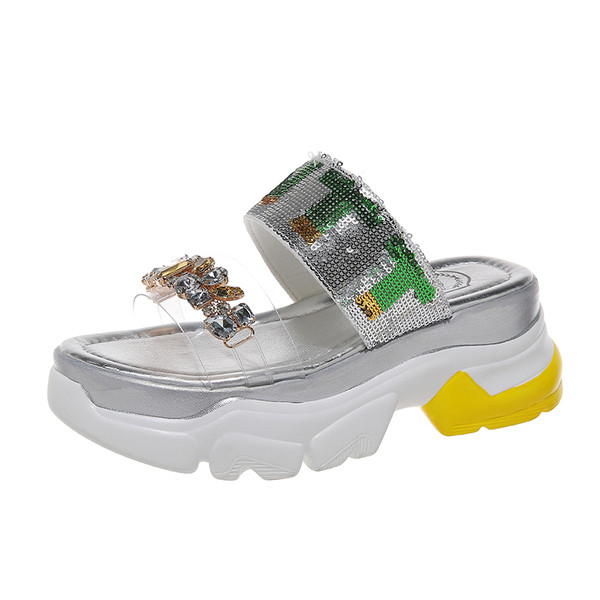 Μοντέρνες γυναικείες  παντόφλες σε πλατφόρμες σε δύο χρώματα