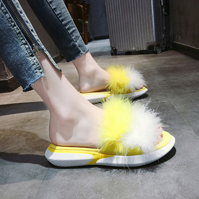 Σύγχρονες γυναικείες παντόφλες σε τέσσερα χρώματα