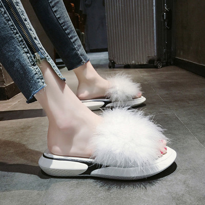 Σύγχρονες γυναικείες παντόφλες σε τέσσερα χρώματα