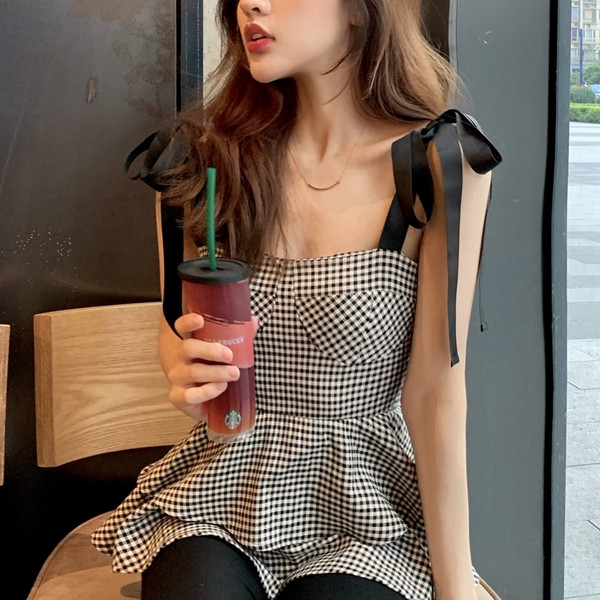 Stílusos női felső szabású modell fekete-fehér nyakkendővel