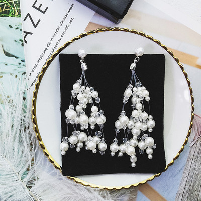 Fehér hosszú női fülbevaló gyöngyökkel