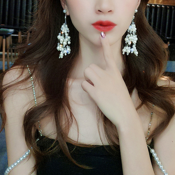 Fehér hosszú női fülbevaló gyöngyökkel