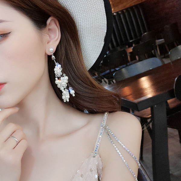 Fehér hosszú női fülbevaló gyöngyökkel