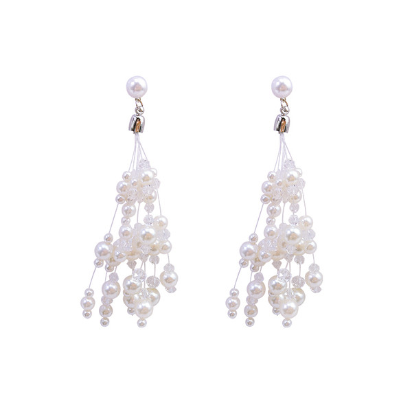 Fehér hosszú női fülbevaló gyöngyökkel