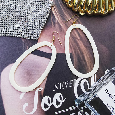 Hosszú, fehér női fülbevaló