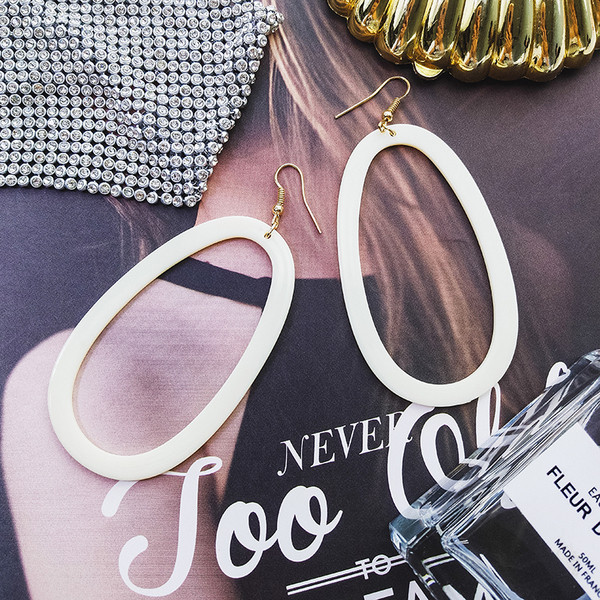 Hosszú, fehér női fülbevaló