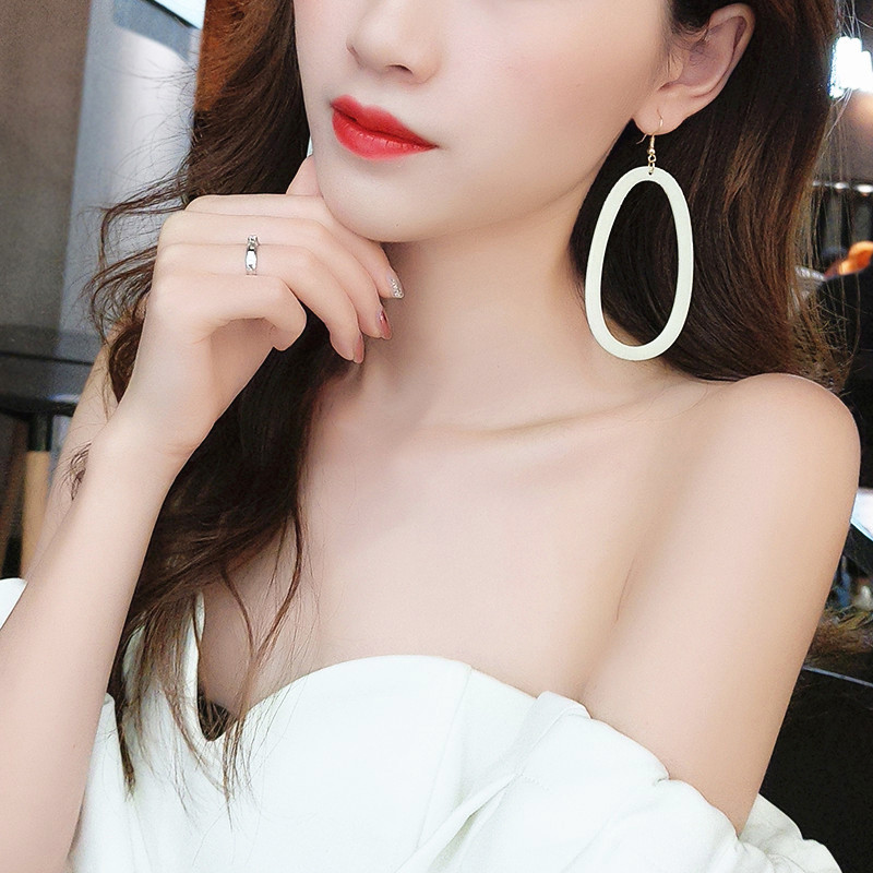 Hosszú, fehér női fülbevaló