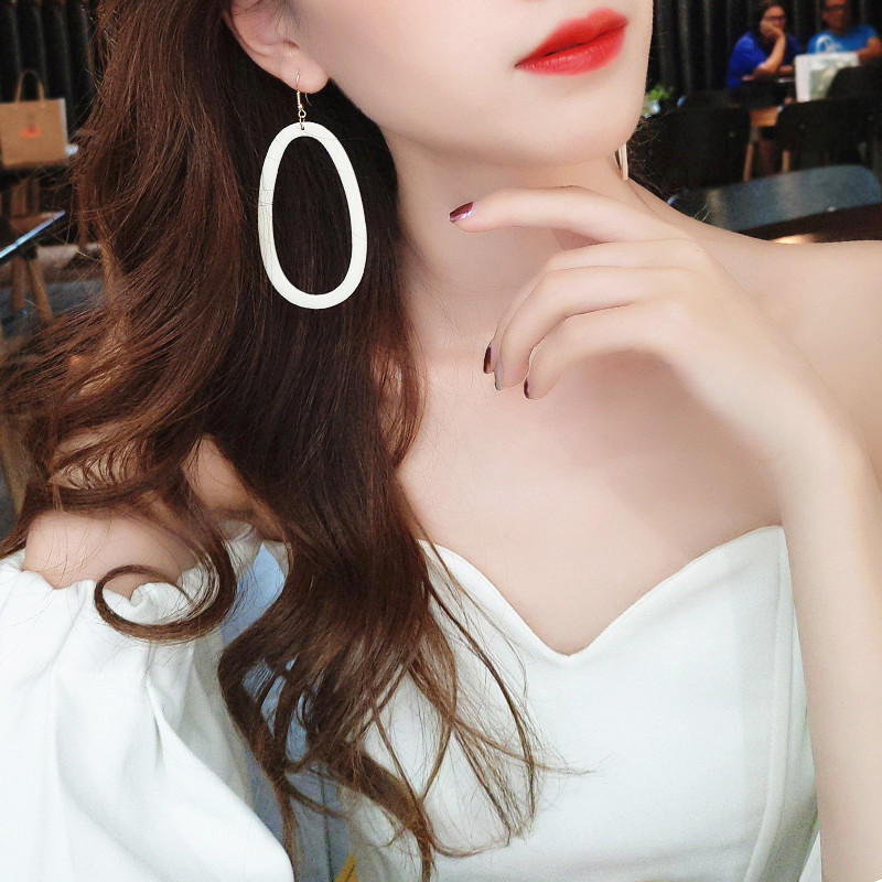 Hosszú, fehér női fülbevaló