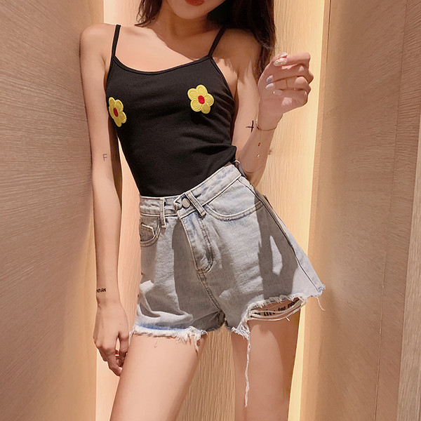 Σύντομο παντελόνι τζιν με τσέπες σε δύο χρώματα