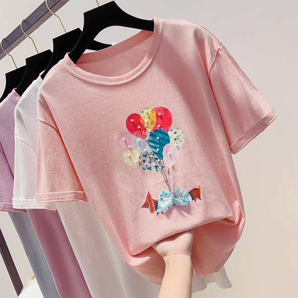 Modern női póló 3D elemekkel, gyöngyökkel és rátéttel