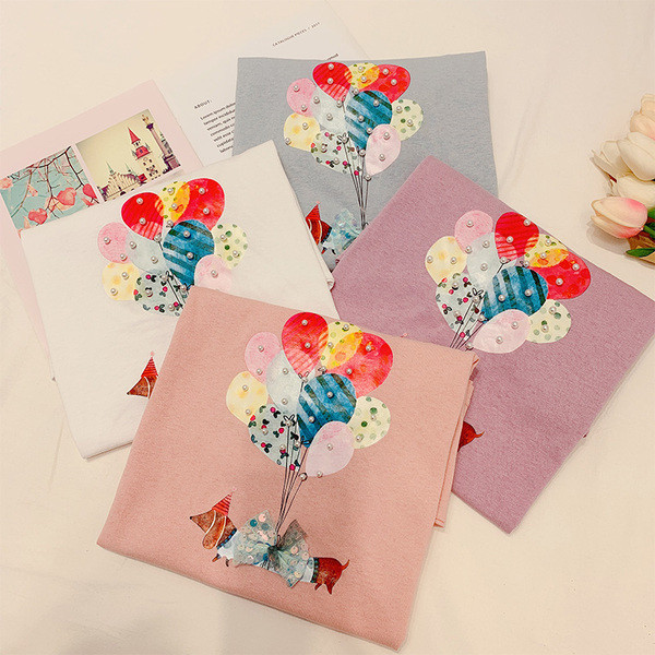 Modern női póló 3D elemekkel, gyöngyökkel és rátéttel