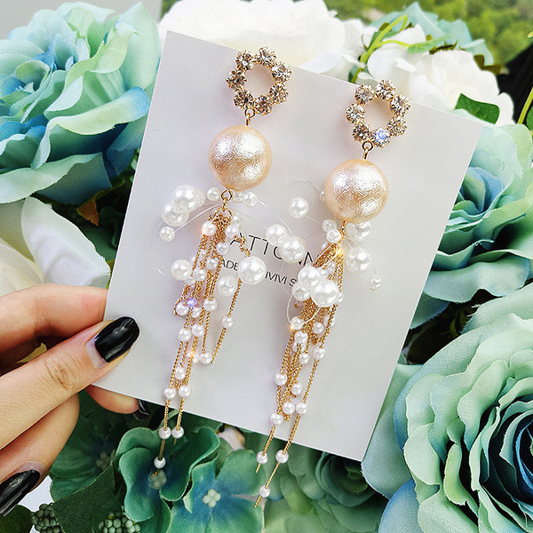 Aktuális női fülbevaló gyöngyökkel és kövekkel