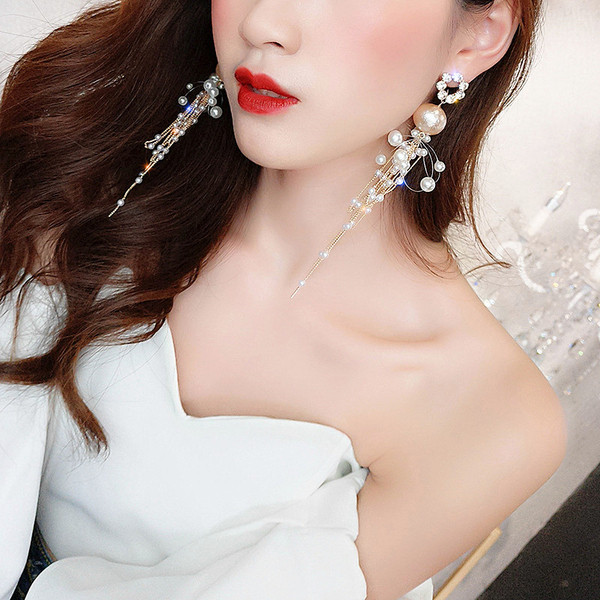 Aktuális női fülbevaló gyöngyökkel és kövekkel