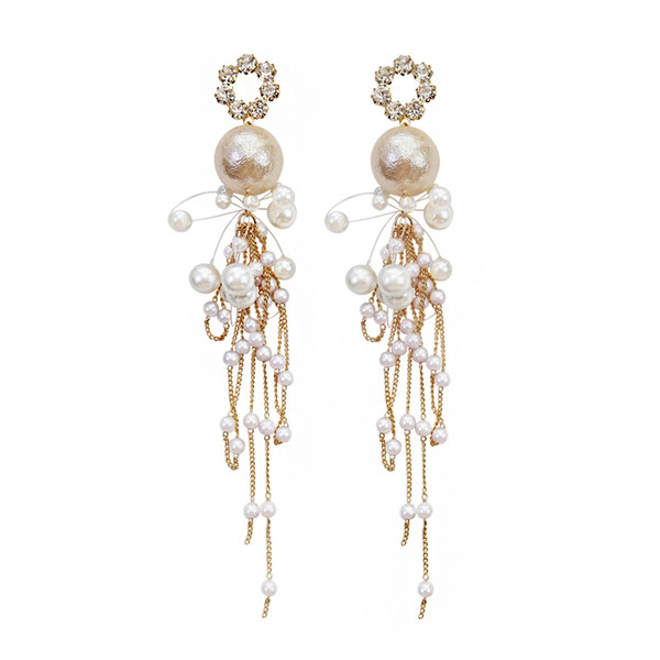 Aktuális női fülbevaló gyöngyökkel és kövekkel