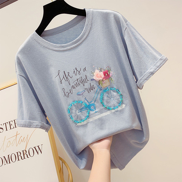 Γυναικεία μπλούζα με τρισδιάστατα στοιχεία λουλουδιών