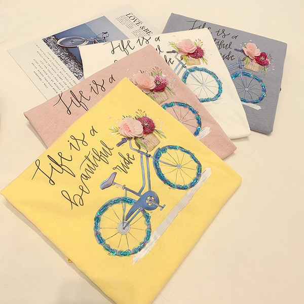 Γυναικεία μπλούζα με τρισδιάστατα στοιχεία λουλουδιών