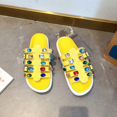 Μοντέρνες γυναικείες παντόφλες με πέτρες σε διάφορα χρώματα και επίπεδη σόλα